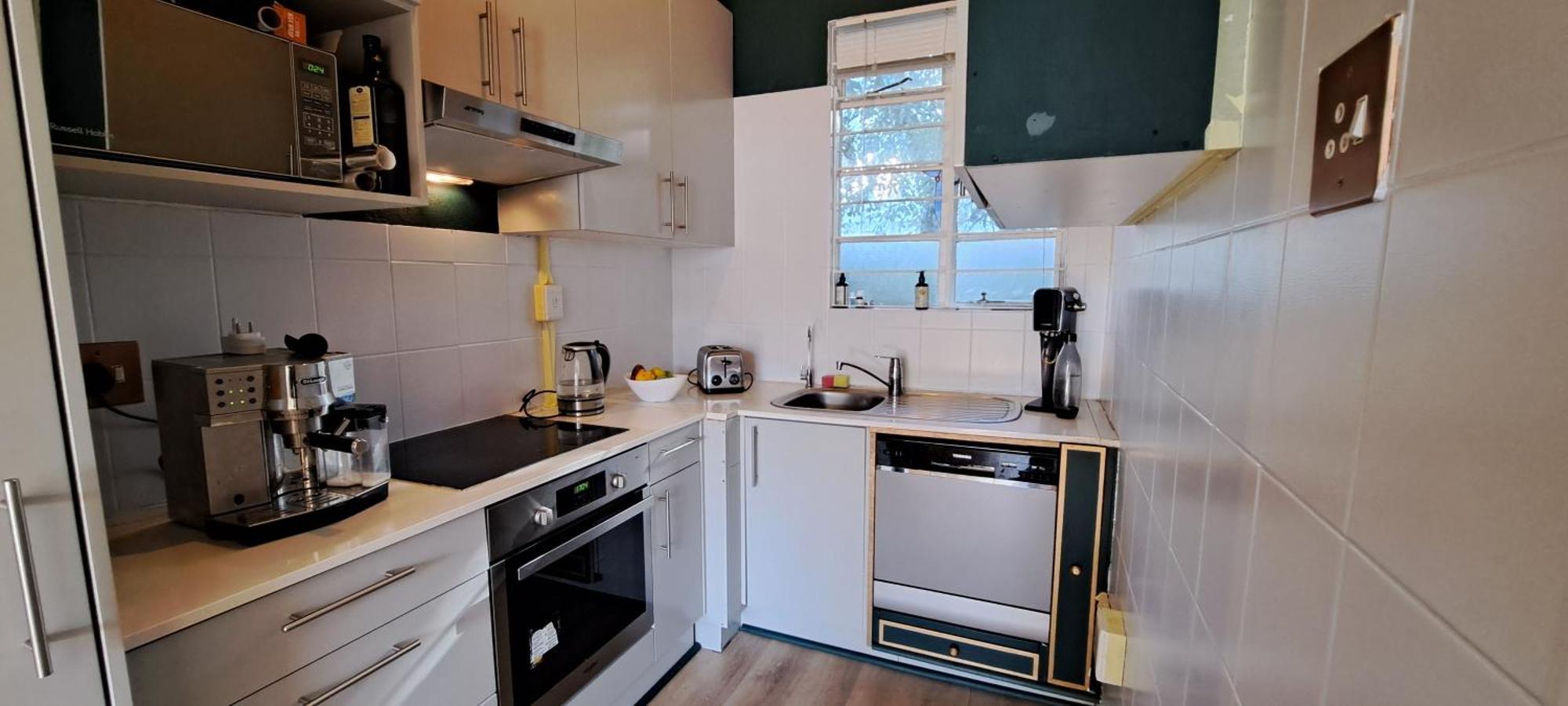 Secure And Modern 2bed Ground Floor In Cape Towns Charming Rondebosch Apartment *